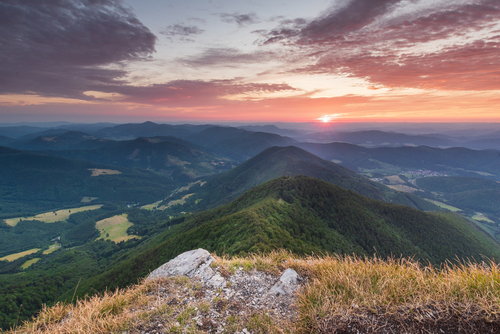 Zdjęcie zostało wykonane na szczycie Klaka (1352 m) w słowackiej Małej Fatrze Luczańskiej. Fotografię wykonałem o zachodzie słońca, pejzaż przedstawia widok na zachód w kierunku Gór Strażowskich. 
