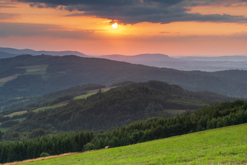 Fotografia została wykonana o zachodzie na szczycie Grzywackiej Górze w Beskidzie Niskim. Zdjęcie przedstawia widok na zachód i północny zachód.