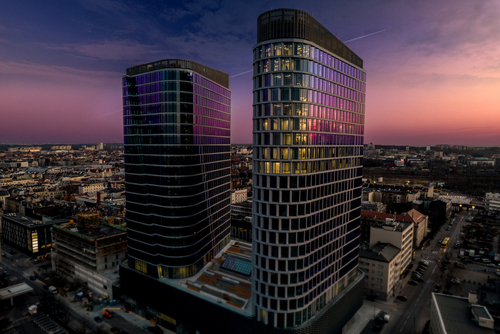 Nowo powstałe biurowce w centrum Katowic przy zachodzie słońca.