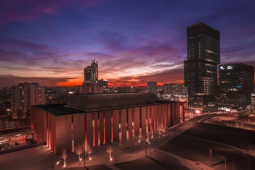 Narodowa Orkiestra Symfoniczna Polskiego Radia w Katowicach przy zachodzie słońca.