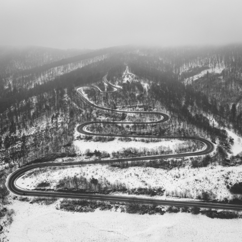 Widok z powietrza na zimowe serpentyny. Zdjęcie powstało w drodze do ukochanych Bieszczad. 