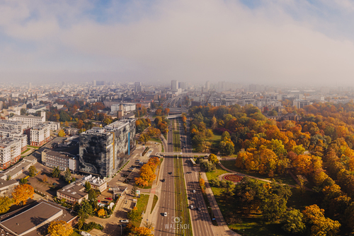 Widok na centrum Łodzi w jesienny poranek. 