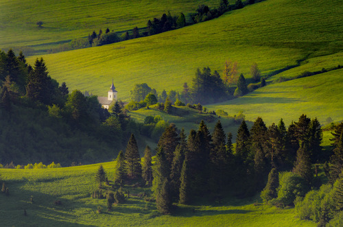 Fotografia koscioła w Pieninach wykonana ze szlaku w okolicy Wysokiego Wierchu.