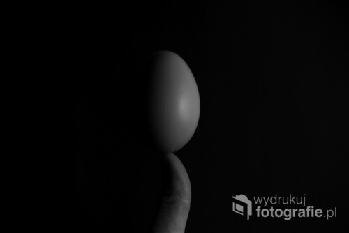 Zdjęcie powstało z myślą o jednym z konkursów. Chociaż już wcześniej podobny projekt chodził mi po głowie, gdzie jajko jako symbol początku (chociaż nadal nie wiadomo co było pierwsze, jajko czy kura :) umieszczę na palcu, aby podkreślić symboliczne znaczenie jajka.