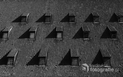 Dach jednego z budynków na starówce w Gdańsku.