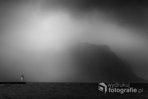 Norwegia wyspa Godoy 2017 zima. Latarnia morska na tle zachmurzonych chmur