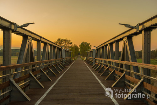 Na zdjęciu Most Kolejowy w Stanach, koło Nowej Soli (woj. lubuskie) o wschodzie słońca. Jeden z ważniejszych elementów projektu pt. 