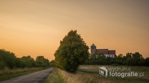 Zachód słońca w podkożuchowskiej wsi- Solniki z charakterystycznym kościołem usytuowanym na górce.