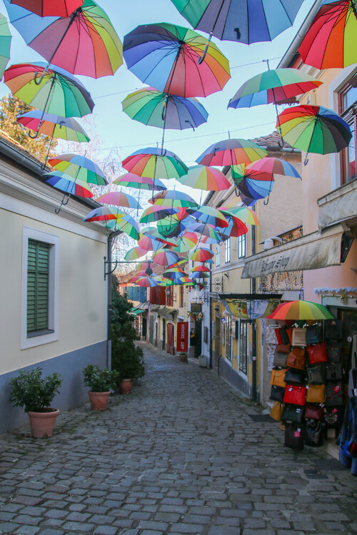 Ulica mieszcząca się w  Szentendre na Węgrzech . Parasole dają radość tej uliczce nie daleko mieści się okoliczny targ