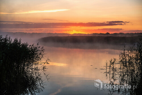 Letni świt nad jeziorem Łaźno w Borkach. 