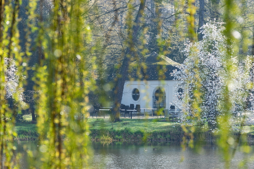 Wiosenny poranek w Parku Zamkowym w Pszczynie, widok na herbaciarnię.
