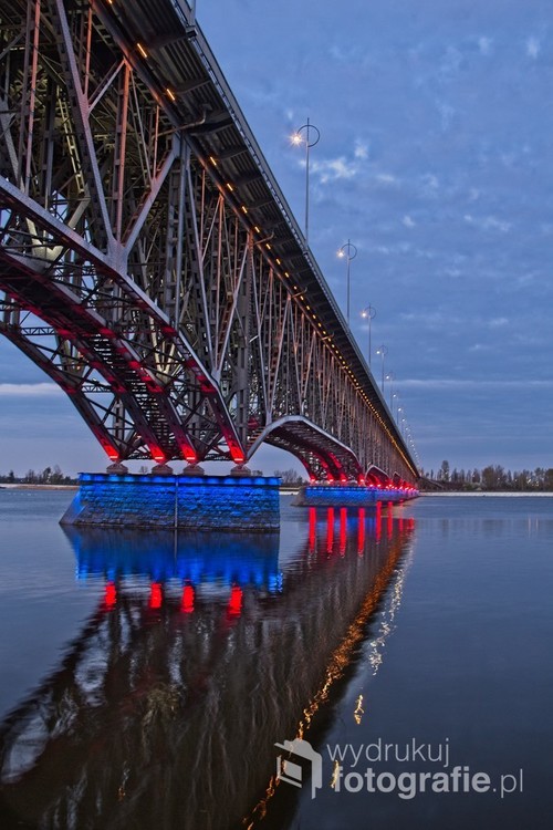 zdjęcie zrobione przed wschodem słońca 21.04 .2020 po zniesieniu zakazu wstępu do parków i lasów, most im legionów Piłsudskiego tuż przed wygaszeniem iluminacji.