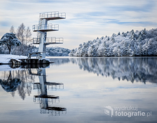 Jezioro Kasjon w Szwecji. Kąpielisko zimowo wyludnione.