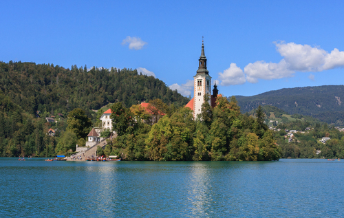 Kościół pielgrzymkowy pw Wniebowzięcia Marii Panny na wyspie Blejski Otok, na Jeziorze Bled w Słowenii