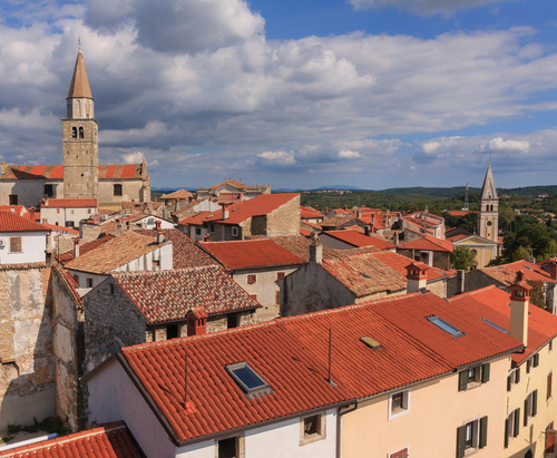 Widok na część miasteczka Buje w Chorwacji uchwycony z jednej z wież.
