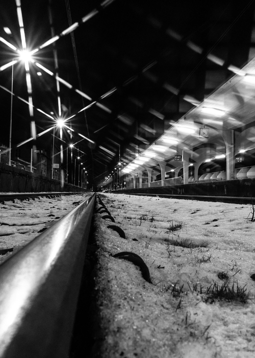 Wieczorne ujęcie dworca w czerni i bieli