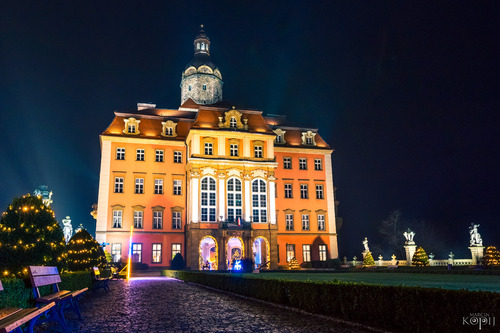 Nocne zdjęcie zamek Książ w Wałbrzychu.