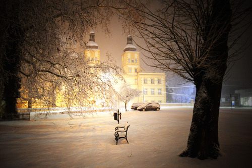 Fotografia została wykonana późnym wieczorem w pierwszy śnieżny dzień. Z racji późnych godzin, na śniegu nie ma śladów butów czy samochodów, za to roztacza magiczną aurę.