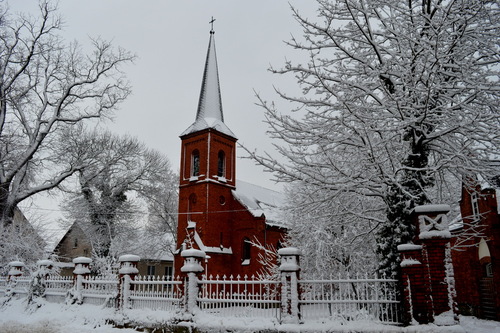 Kontrast bieli i czerwonej cegły. Przepiękny kościół poewangelicki w Prószkowie. 