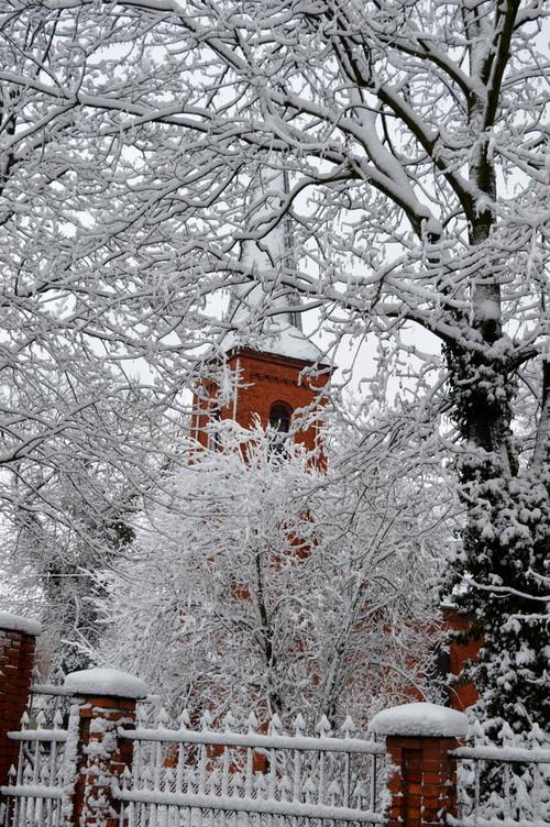 Eksperymenty z szukaniem ciekawych ujęć. Pięknie można uchwycić czerwień budynku między śniegiem i ciemnymi gałęziami drzew.