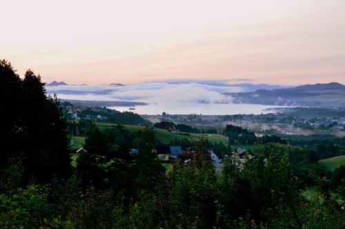 Taki piękny widok mieliśmy z naszego domku w Knurowie. Z lewej strony Jezioro Czorsztyńskie, naprzeciw Tatry. Uwielbiałam tam wstawać rankiem i patrzeć jak mgła się przesuwała. 