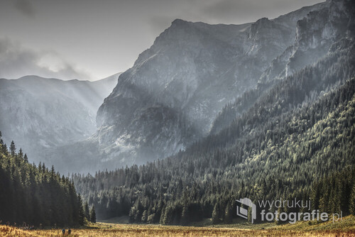 Widok na Wielką Turnie, będącą zakończeniem masywu Małołączniaka w Tatrach Zachodnich. Zdjęcie zrobione o poranku z Wielkiej Polany Małołąckiej, we wrześniu 2020 roku.