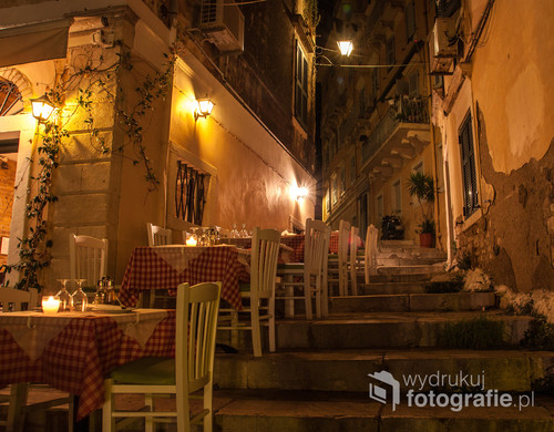 Starożytna Grecja, śródziemnomorska kuchnia i kolacja przy świecach. Czy jest ktoś kto by się w tym nie zakochał ? Miasto Korfu potrafi zachwycić swym urokiem.
