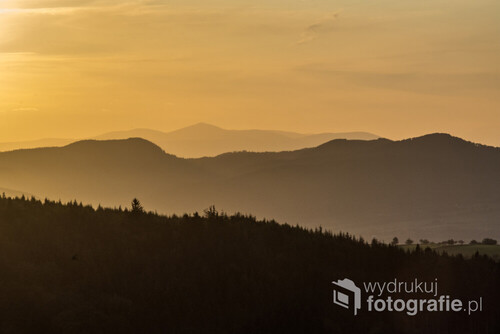 Widok o zachodzie słońca ze Schroniska Orzeł w Sokolcu - Góry Sowie. W oddali widoczna panorama Karkonoszy. Sokolec, wrzesień 2019r.