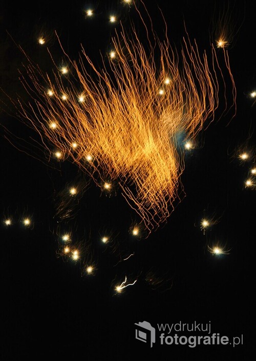 Zdjęcie przedstawia pokaz noworocznych fajerwerków, lecz ich ciekawy układ budzi skojarzenie z wydarzeniem Zesłania Ducha Świętego na apostołów. Dlatego osobiście nazywam je 