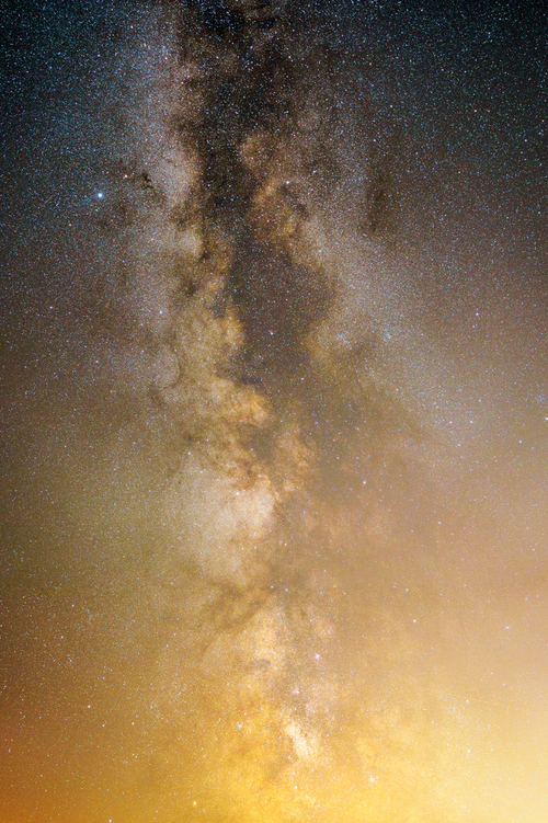 Kawałek naszej pięknej galaktyki, który w dużym formacie może wyglądać bajecznie. To zdjęcie to pionowa panorama złożona z 3 kadrów, złożona w taki sposób przedstawia jeszcze więcej szczegółów nocnego nieba. Zobacz to czego nie widać na żywo. Zakup obraz i powieś na ścianie!