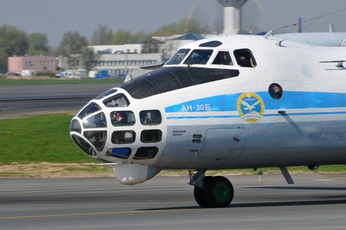 Kwiecień 2011 roku na warszawskim lotnisku im Chopina - odlot ukraińskiego An-30 w ramach Open Skies.