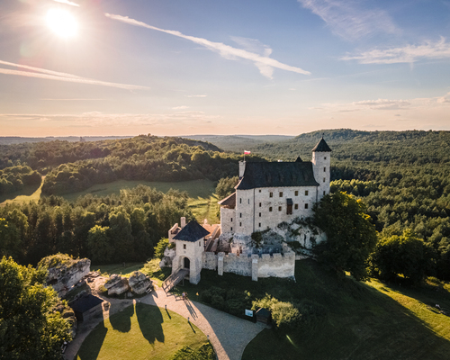 Fotografia wykonana przy pomocy drona, przedstawia zamek w Bobolicach.