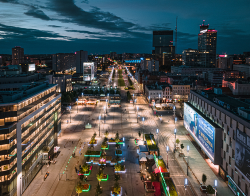 Fotografia z drona przedstawiająca jeden z głównych obiektów w Katowicach 