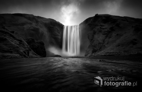 Wodospad Skogafoss jeden z najbardziej rozpoznawalnych i spektakularnych wodospadów Islandii