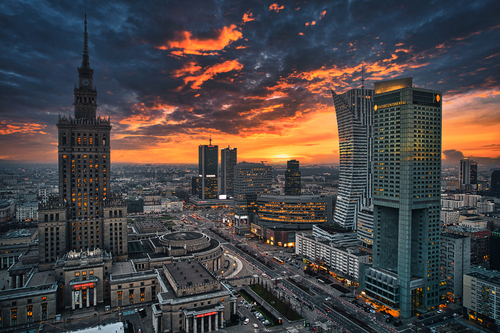 Zdjecia przedstawia zachód słońca w centrum Warszawy. 