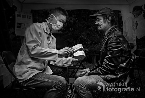 2009 Lublin. Student stomatologii uczący bezdomnego mycia zębów.
II miejsce w kategorii Społeczeństwo w BZWBK Press Foto 2010