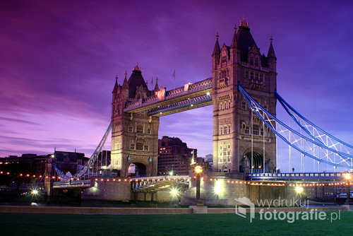 Zdjęcie przedstawia most Tower Bridge w Londynie.
Zostało wykonane w 2009 roku w trkacie bardzo efektownego zachodu słońca nad miastem.