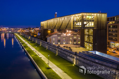 Wieczorne zdjęcie Ośrodka Dokumentacji Sztuki Tadeusza Kantora w Krakowie - CRICOTEKA. Pięknie oświetlony budynek stanowi połączenie architektury klasycznej z nowoczesnością.