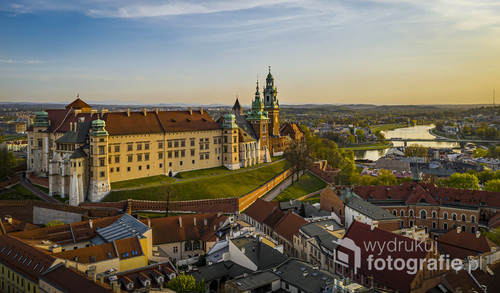 Widok na Zamek Królewski na Wzgórzu Wawelskim o złotej godzinie.