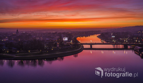 Bajkowy zachód słońca nad Wisłą w Krakowie, widok ze Wzgórza Wawelskiego.