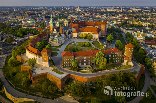 Zamek Królewski na Wawelu w złotej godzinie widziany okiem drona.