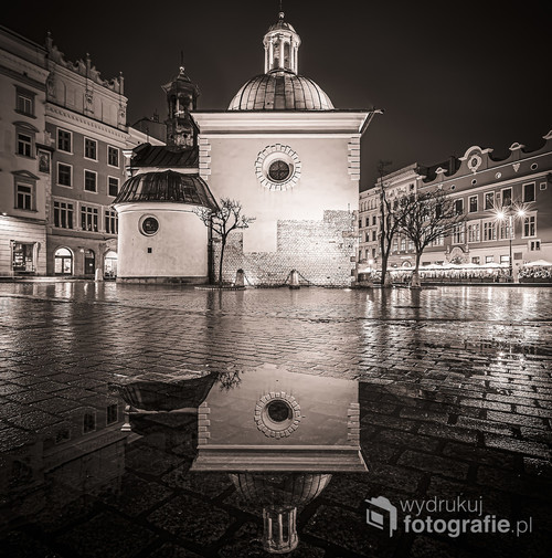 Kościół św. Wojciecha na Rynku Głównym w Krakowie oraz jego odbicie w kałuży powstałej po wieczornej ulewie
