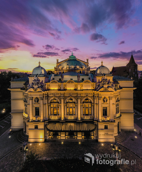 Jedna z wizytówek Krakowa. Pięknie oświetlony teatr im. Juliusza Słowackiego tuż przed wschodem słońca.