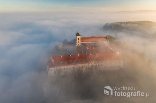 Opactwo Benedyktynów w Tyńcu niedaleko Krakowa skąpane w porannej mgle. Zdjęcie wykonane przy użyciu drona zaraz po wschodzie słońca.