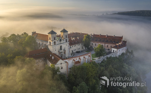 Opactwo Benedyktynów w Tyńcu niedaleko Krakowa skąpane w porannej mgle. Zdjęcie wykonane przy użyciu drona zaraz po wschodzie słońca.