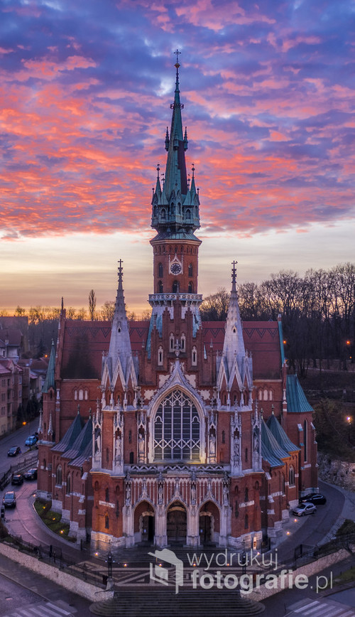 Kościół św. Józefa na Rynku Podgórskim w Krakowie podczas niecodziennego wschodu słońca.