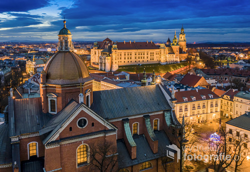 Wieczorny widok na najważniejsze zabytki Krakowa. Na pierwszym planie Kościół św. Piotra i Pawła, a w tle Wzgórze Wawelskie z Zamkiem Królewskim.