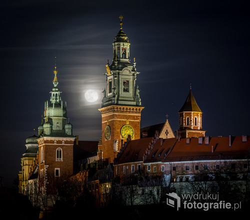 Pełnia księżyca nad Zamkiem Królewskim na Wawelu w Krakowie