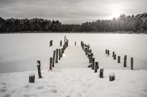 Jezioro Piaszczyste k. Piły przykryte warstwą świeżego śniegu