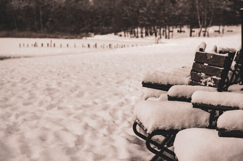 Zima nad Jeziorem Piaszczystym - krzesła w wyjątkowej śniegowej oprawie.